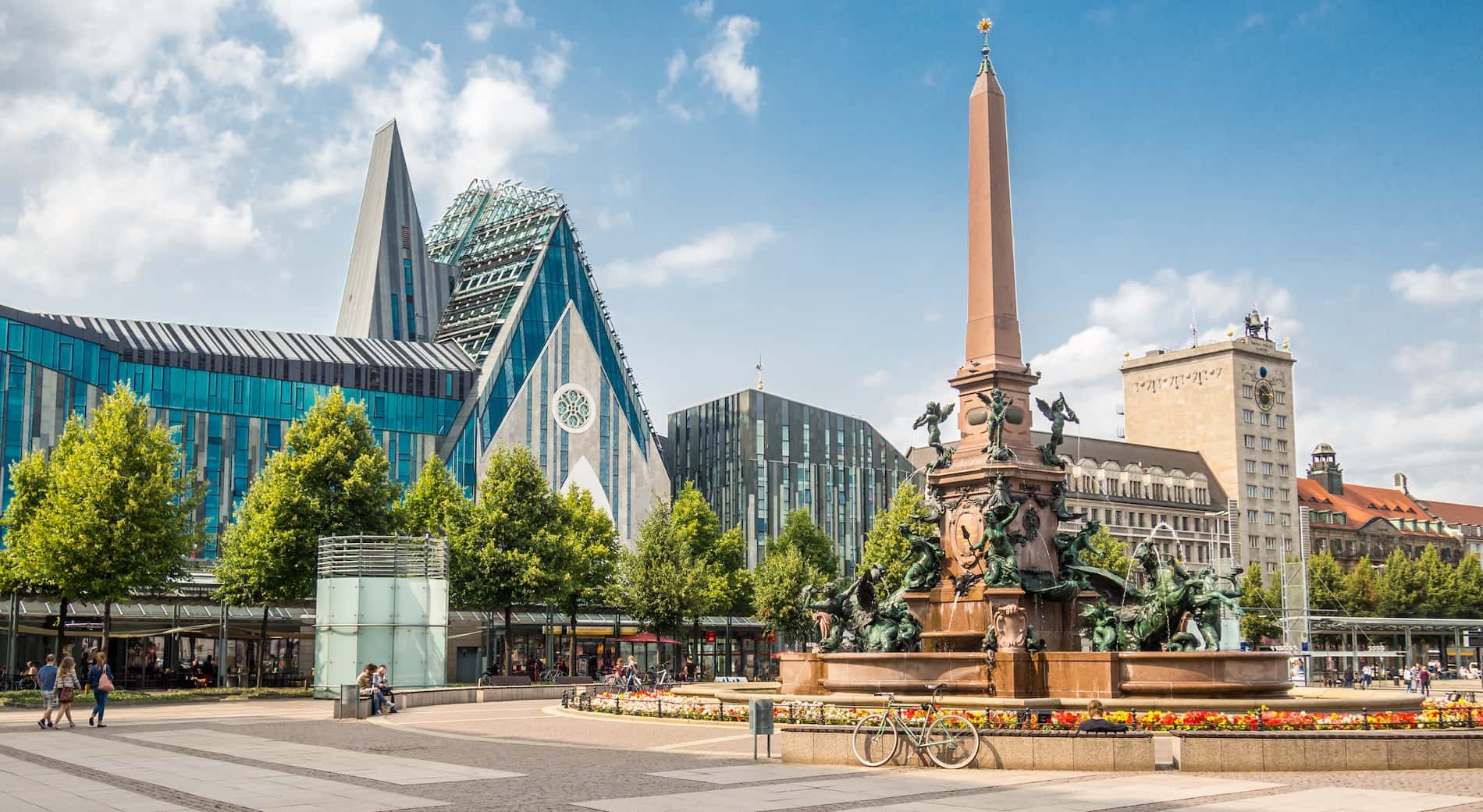 Augustusplatz in Leipzig mit Mendebrunnen und Paulinum